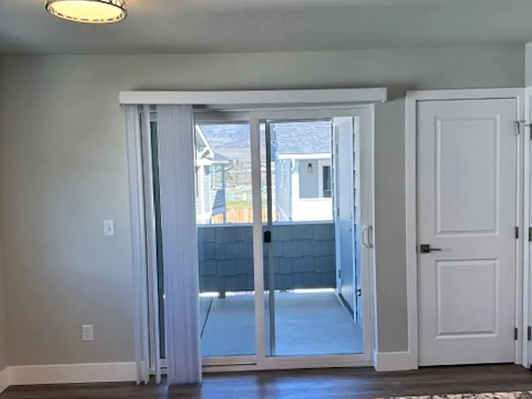 405-415 E Rapp Rd — Photo 7