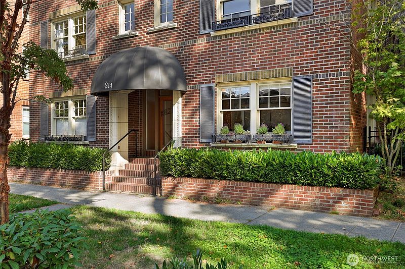 3rd image of 214 16th Avenue E #102