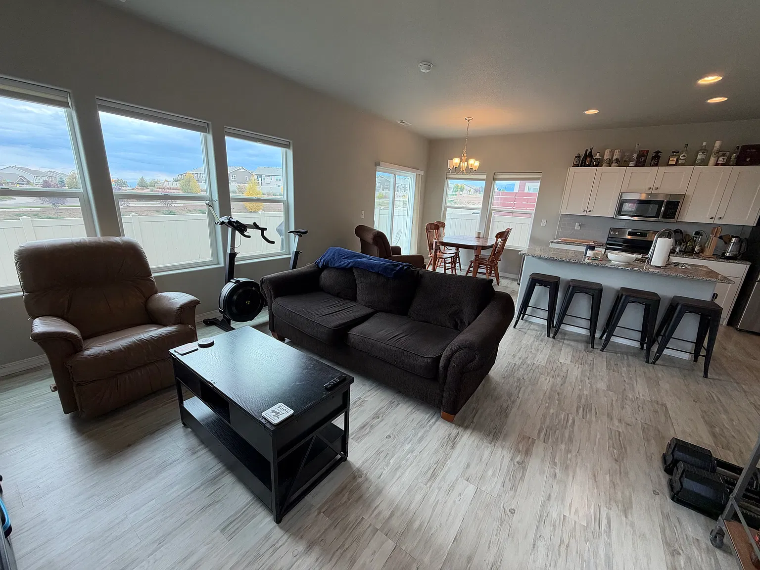 3 bed, 2.5 bath, 1688 sqft, $2,100 — Photo 4