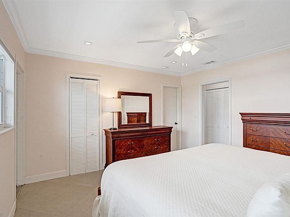 5th image of 1001 N Riverside Drive #304