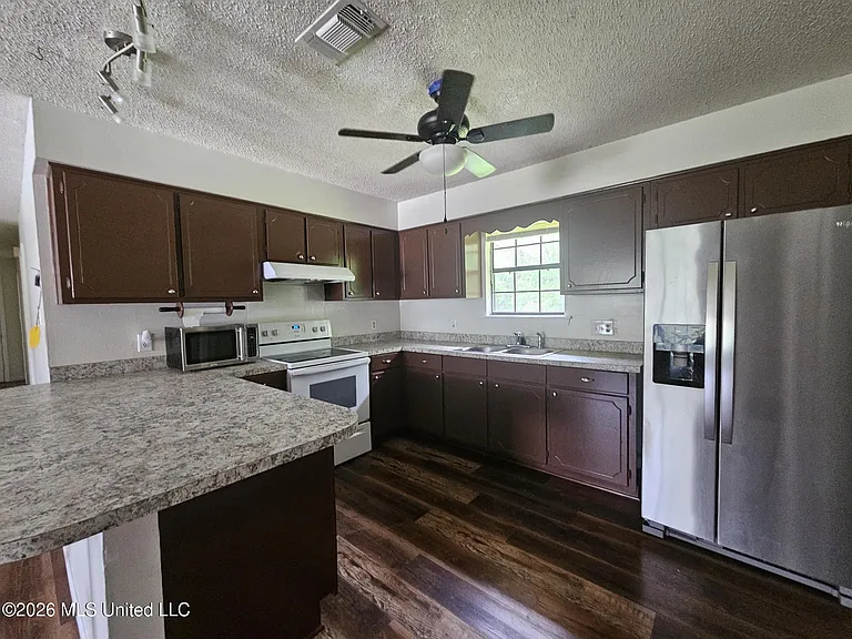 530 Easterbrook St — Photo 5