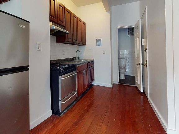 3rd image of 538 W 47th St APT 1C