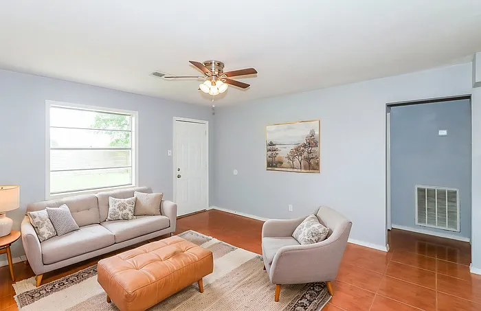 3 bed, 2.0 bath, 1559 sqft, $1,645 — Photo 4