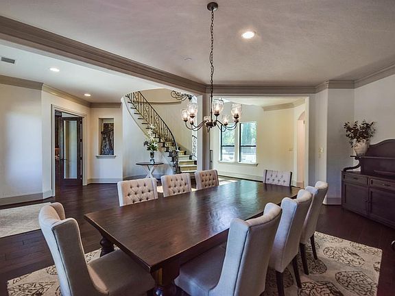 The dining room is beautifully proportioned, is neutrally decorated.