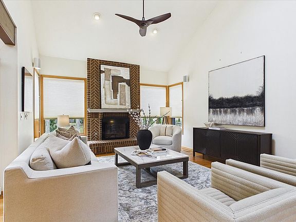 4th image of 131 W Everett Rd