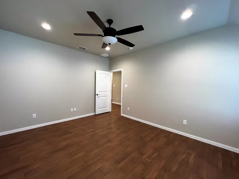 219 Clover Cir — Photo 9
