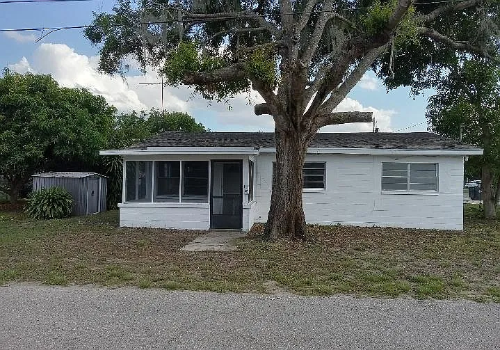 300 Joe Hilton St — Photo 1
