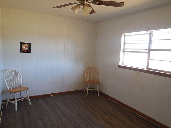 5th image of 502 Travis St