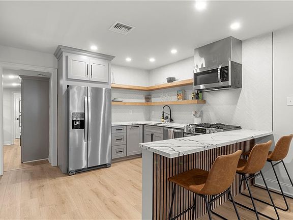 5th image of 220 Brooklyn Ave