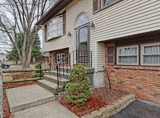 4 Apple Blossom Ln, Albany, NY 12205