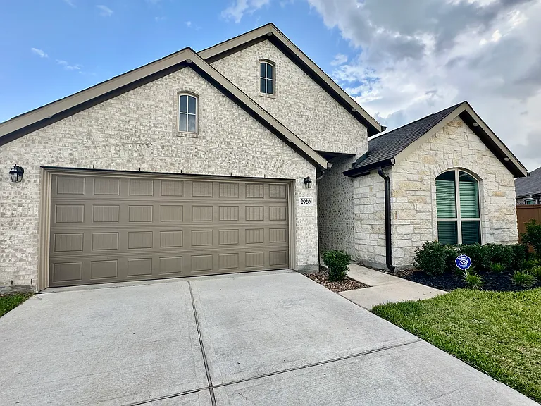 2920 Eden Lake Ln — Photo 2