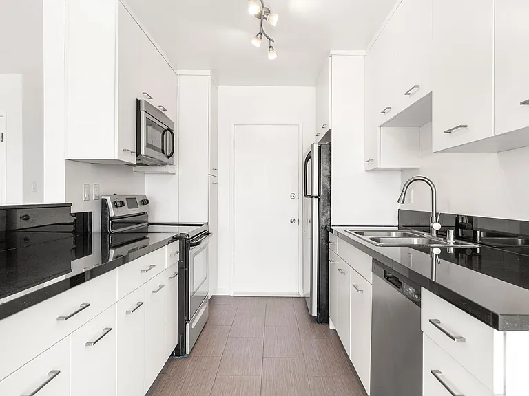 8440 Fountain Ave — Photo 4