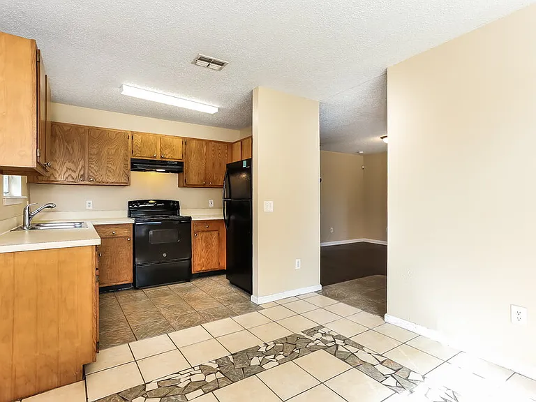 2409 McQuade St — Photo 6