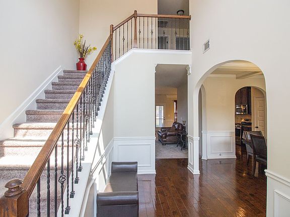 3rd image of 522 W Holloway Dr