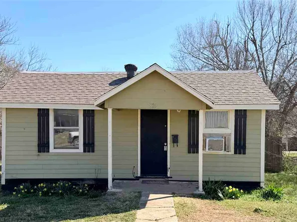 809 N 1st St, Ponca City, OK 74601