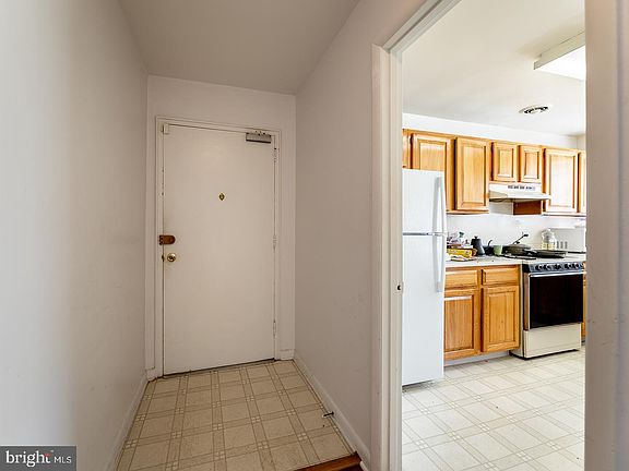 3rd image of 10423 Montrose Ave APT 101