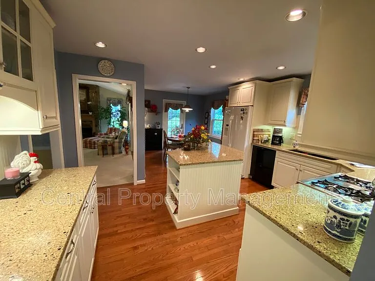 4724 Coach Hill Dr — Photo 20