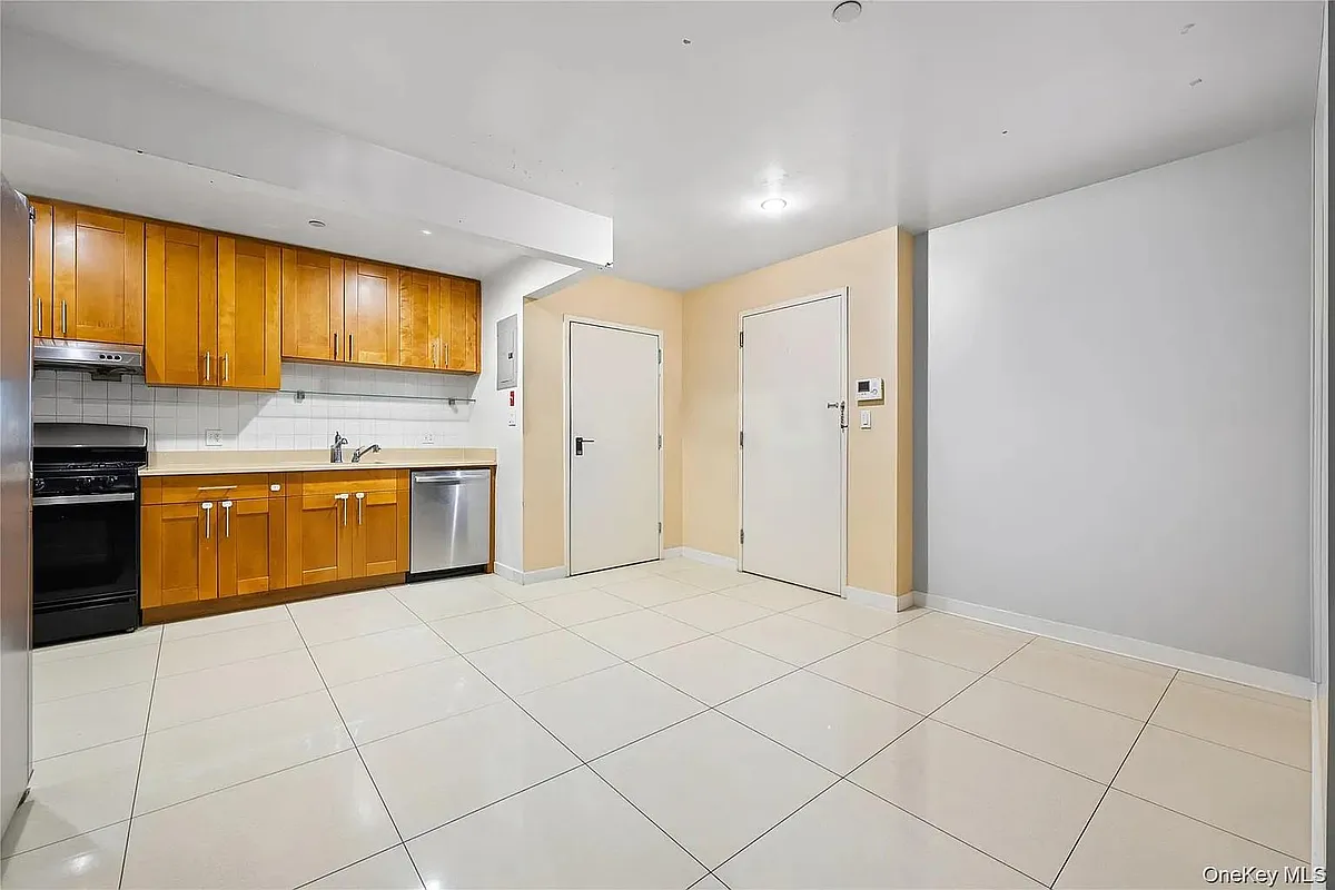 Building Photo - 10607 Northern Blvd #5B