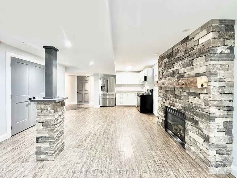 20 Prince Of Wales Dr #LOWER — Photo 5