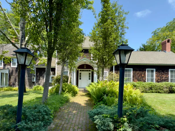 https://photos.zillowstatic.com/fp/e708cbdf0aecef5bae9b2e8d3a4f51d1-p_e.webp