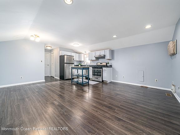 4th image of 60 Shoreland Terrace