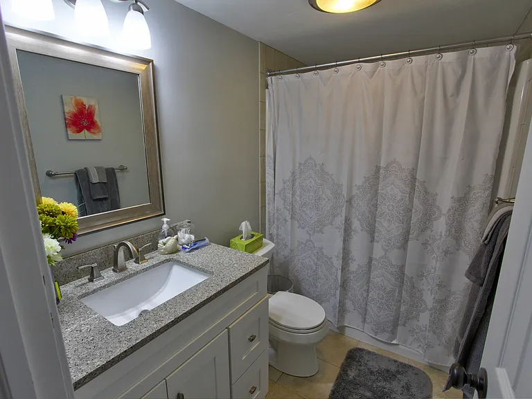 Hollandale Apartments — Photo 36