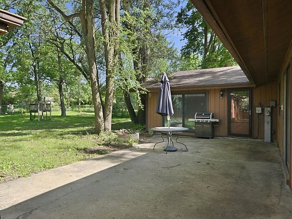 4th image of 18341 John Ave