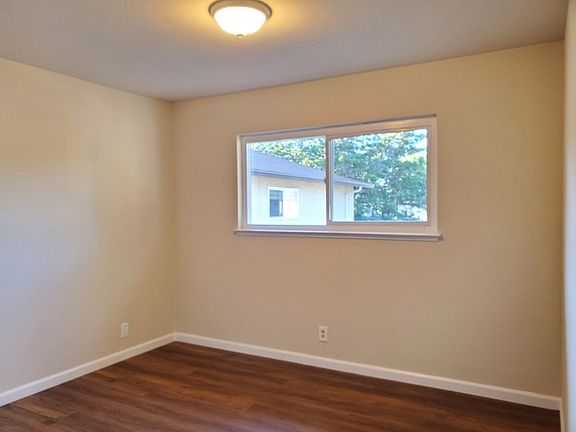 5th image of 3220 Williamsburg Dr APT 4