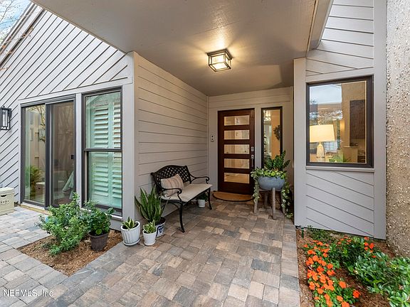 3rd image of 20 LAKE JULIA Drive S