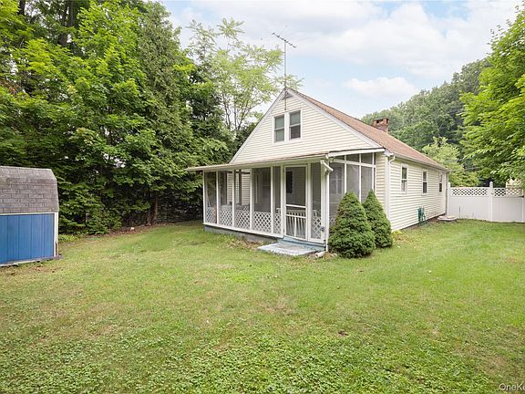 4th image of 22 W Crooked Hill Road