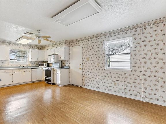 5th image of 621 W Niagara Cir