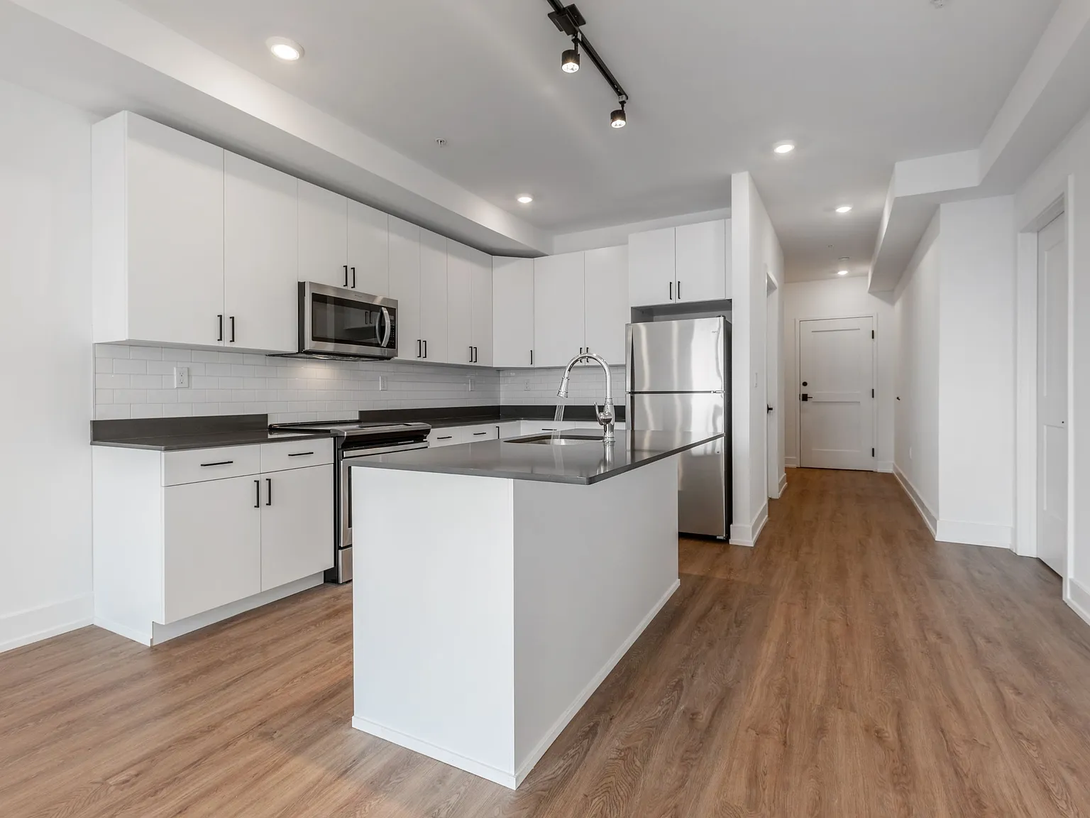 2 bed, 1000 sqft, $2,150 — Photo 3