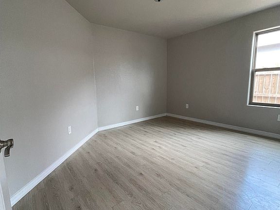 3rd image of 1430 E Honeysuckle Ct