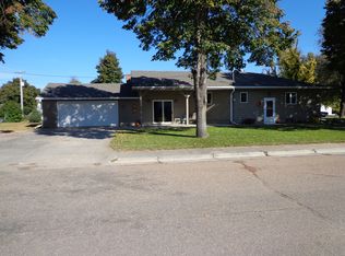 608 Oakland Ave, Elwood, NE 68937