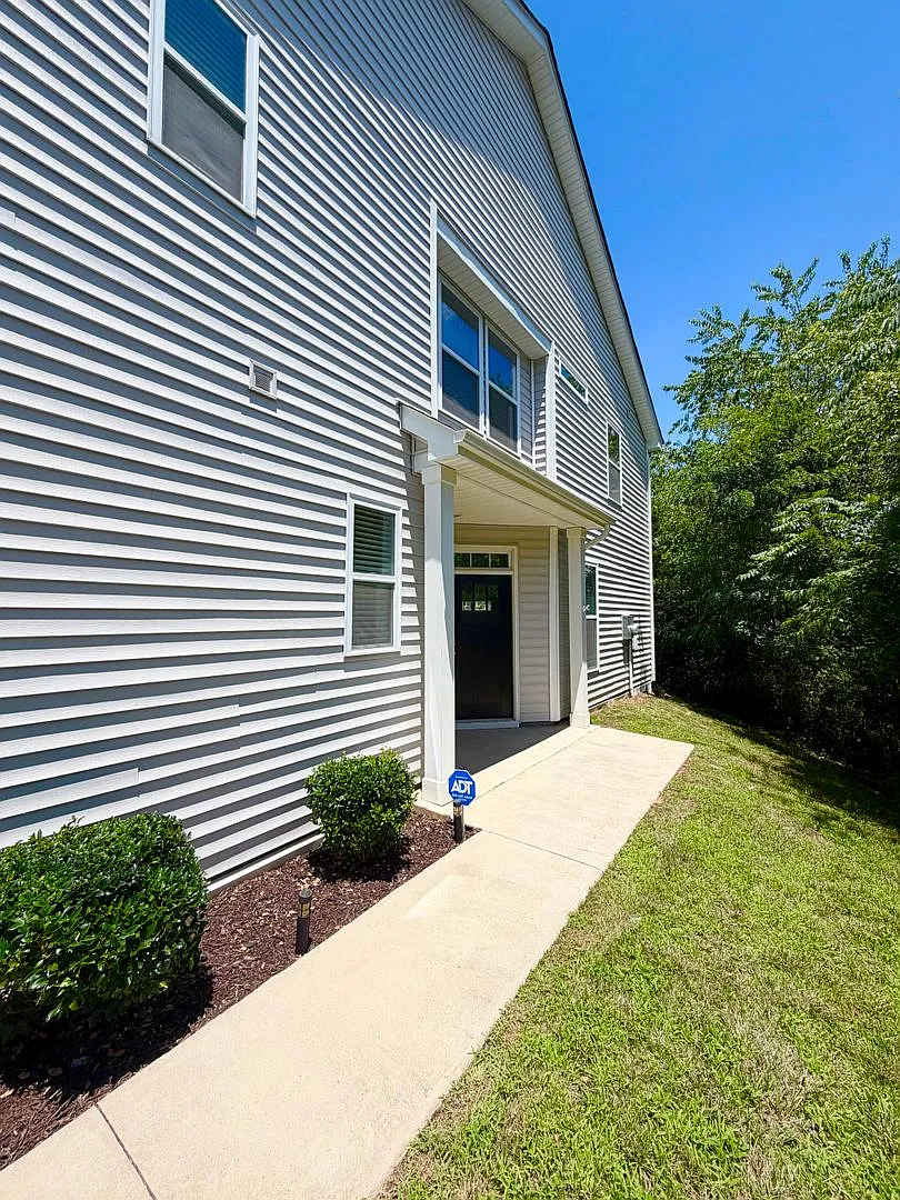 Spacious 3 Bedroom/ 2 Bath townhouse w/office for rent in Fountain Park, convenient Asheville loc... — Photo 3