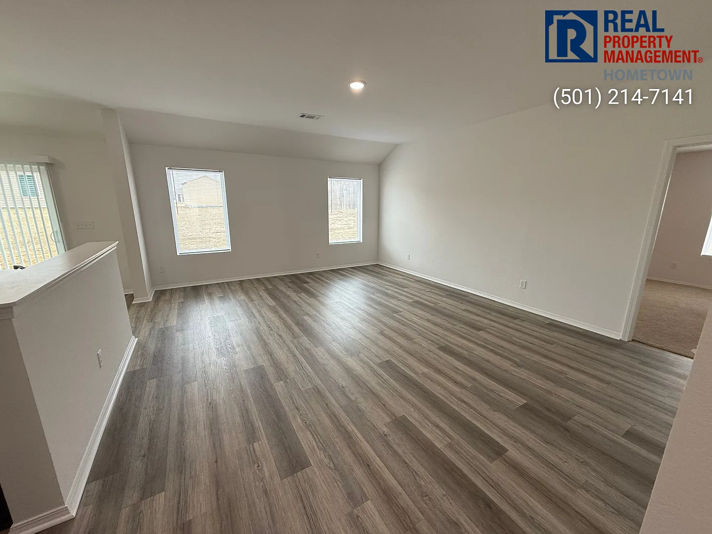 Spacious 3-Bed, 2-Bath Modern Home with Garage in Benton — Photo 2