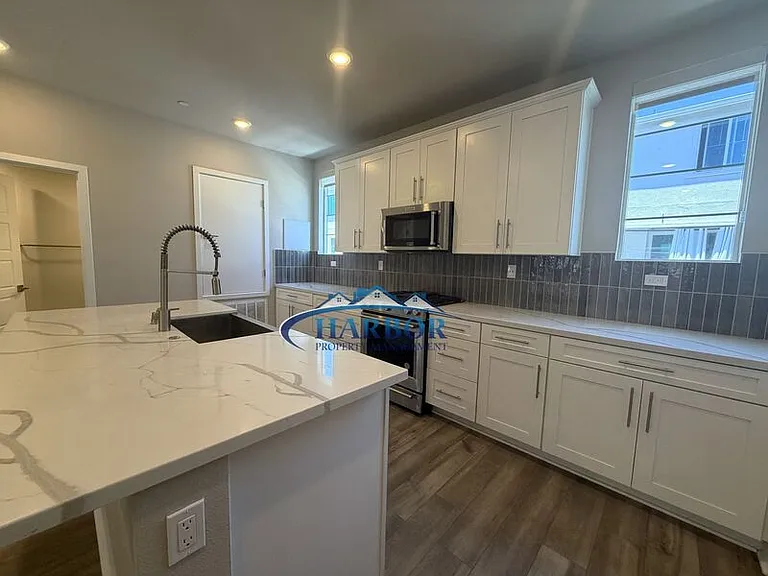 1492 W Sunrise Ln — Photo 7
