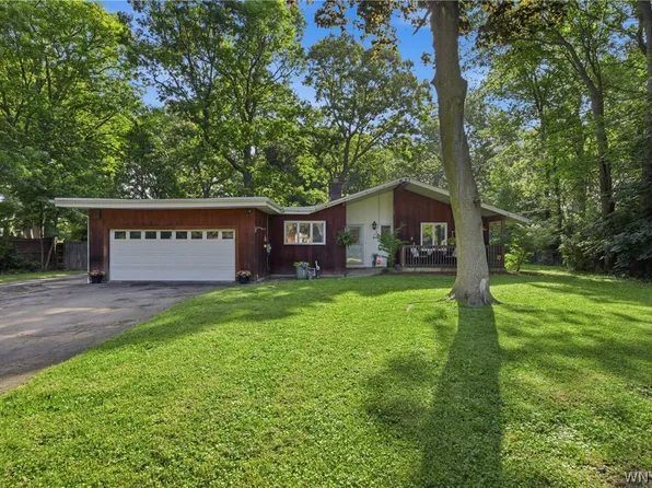 5039 Bronson Dr, Lewiston, NY 14092