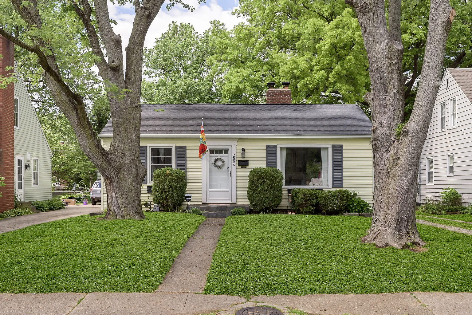 2526 E 57th St photo 1