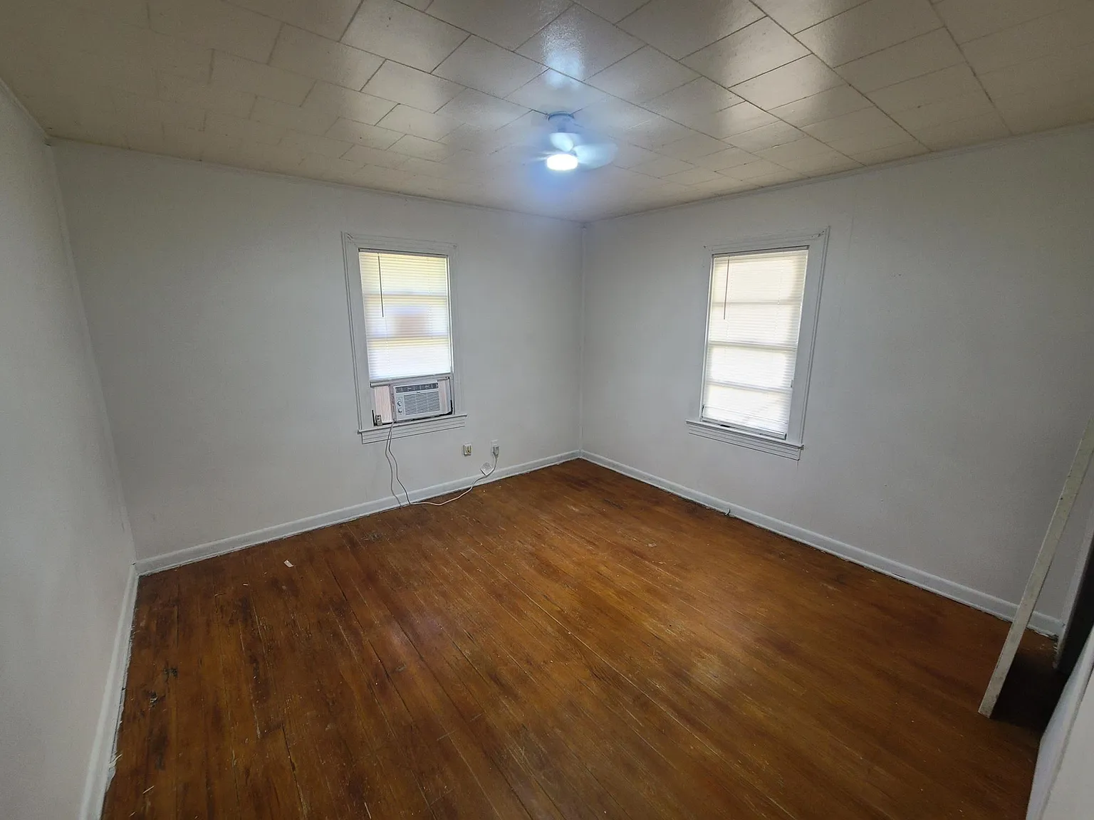 1402 Maude Ave — Photo 2