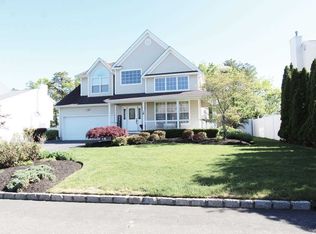 8 Shady View Xing, Manorville, NY 11949