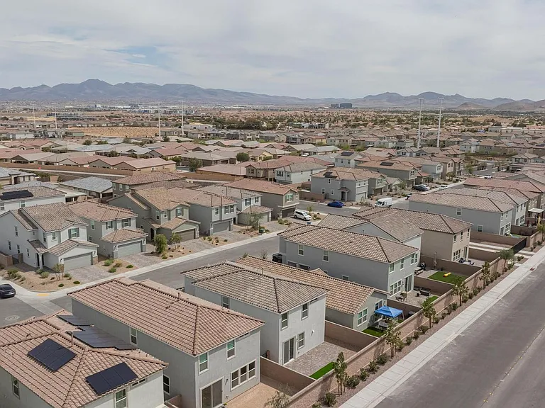 10183 Glowing Amber St — Photo 42