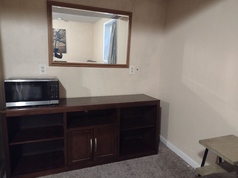 1st image of 910 Claremont Pl