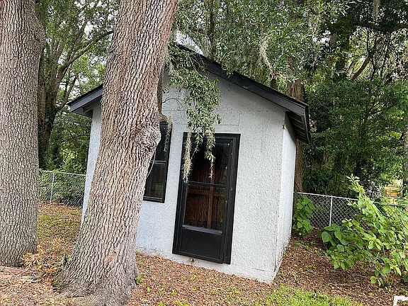 3rd image of 20 Pine Circle Dr
