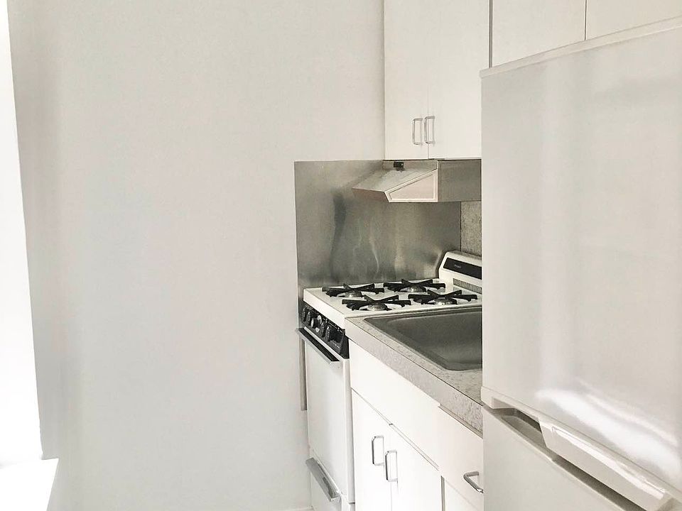2nd image of 320 E 50th St APT 3A