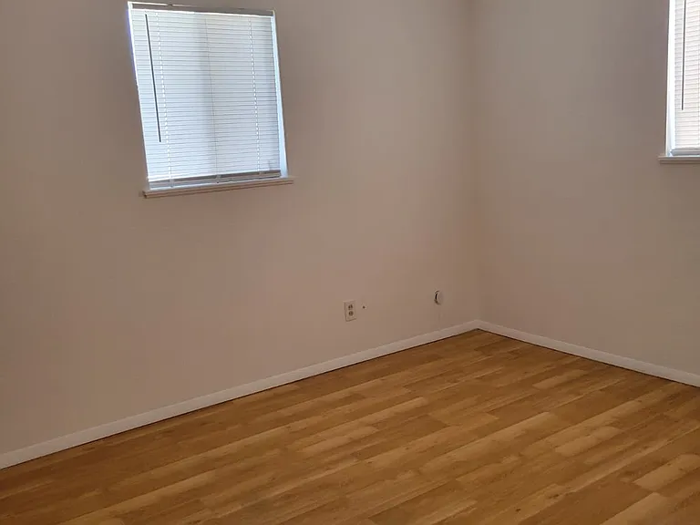 825 Grace St NE — Photo 8