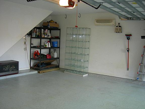 4th image of 15118 Cranbourne Dr