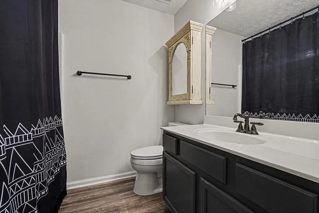 3 bed, 1231 sqft, $1,990 — Photo 1