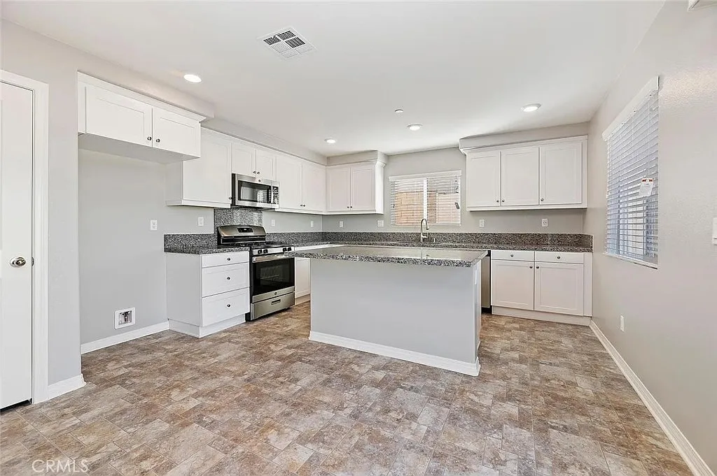 4 bed, 2.5 bath, 1824 sqft, $3,300 — Photo 3