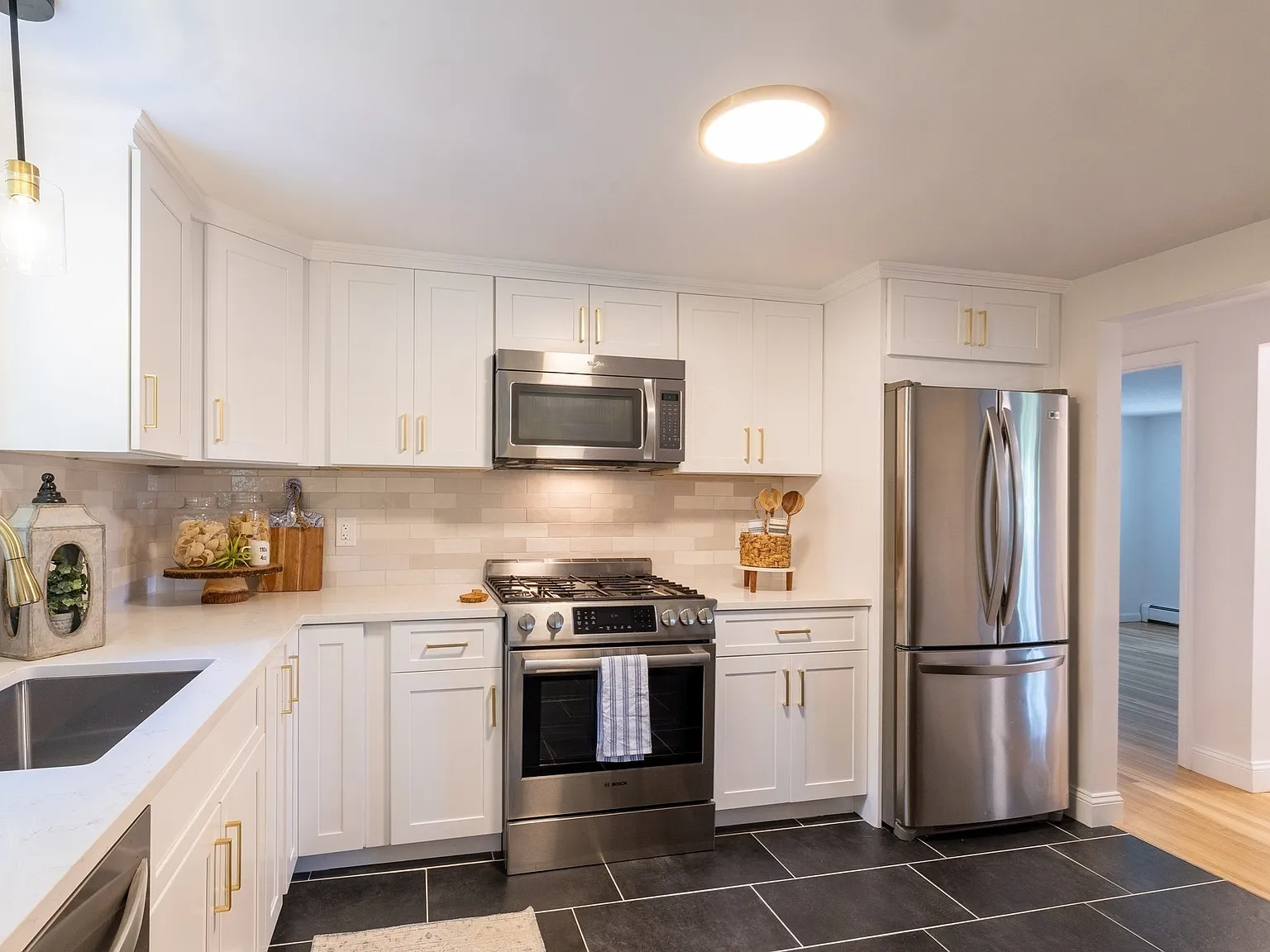 4 bed, 1.5 bath, 1320 sqft, $5,500 — Photo 3